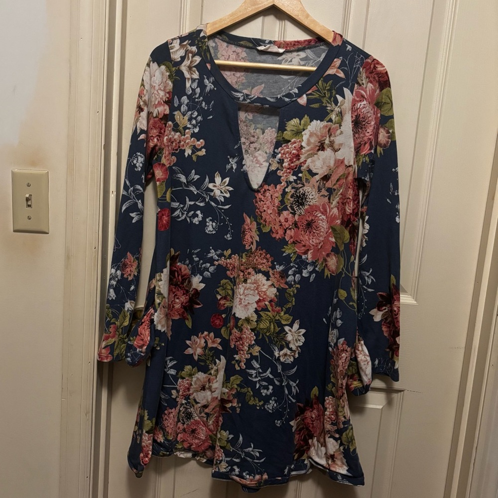 Peach Love California V-Neck Tunic Long Sleeve Floral Top Women's Medium